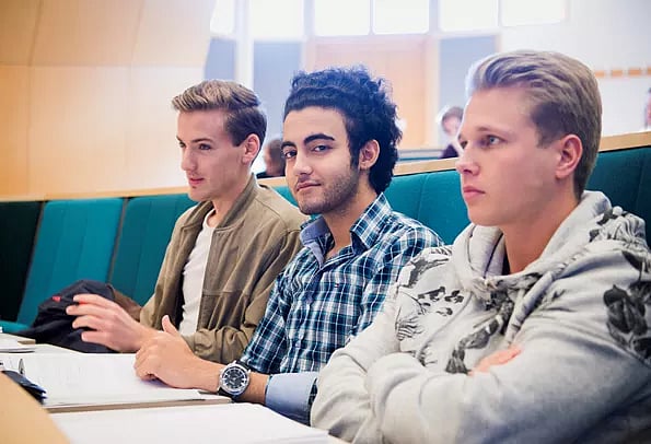 সম্পূর্ণ অর্থায়িত স্কলারশিপে স্নাতকোত্তর প্রোগ্রামের সময় এক বা দুই বছর হতে পারে