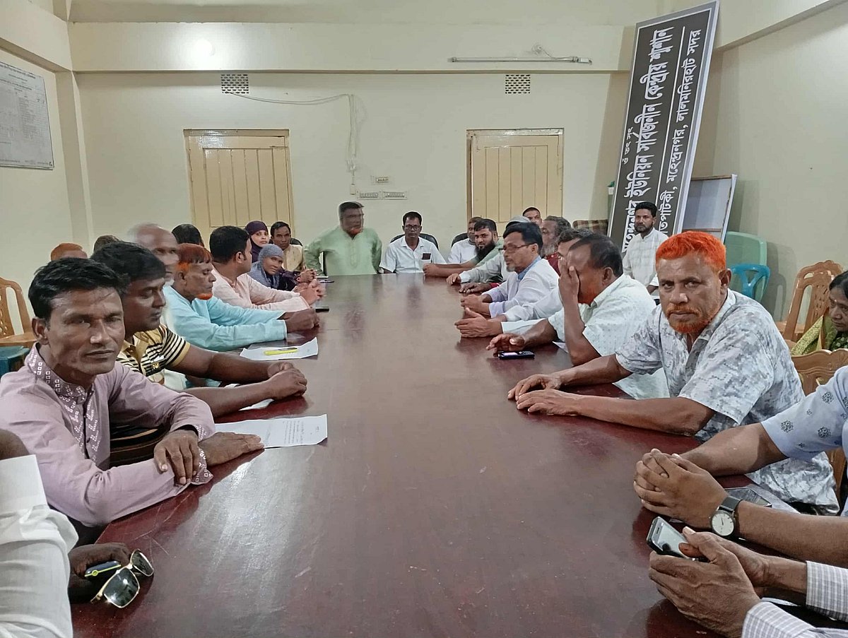 আওয়ামী লীগ ও জাতীয় পার্টি থেকে একযোগে পদত্যাগের ঘোষণা দিয়েছেন লালমনিরহাট সদর উপজেলার আটটি ইউনিয়ন পরিষদের ৫৬ জন সদস্য। গতকাল সোমবার সন্ধ্যায় উপজেলার মহেন্দ্রনগর ইউনিয়ন পরিষদ মিলনায়তনে