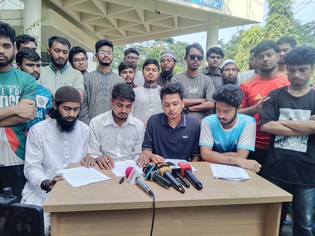 শাহজালাল বিজ্ঞান ও প্রযুক্তি বিশ্ববিদ্যালয় কেন্দ্রীয় ছাত্র সংসদ নির্বাচনের দাবিতে সংবাদ সম্মেলন। আজ মঙ্গলবার কেন্দ্রীয় গ্রন্থাগার ভবনের সামনে