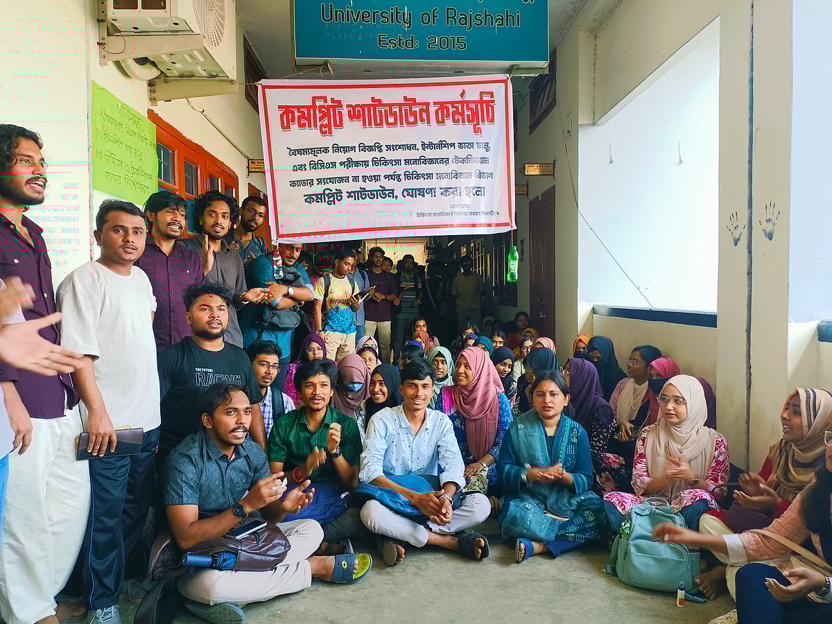 রাজশাহী বিশ্ববিদ্যালয়ে তিন দাবিতে চিকিৎসা মনোবিজ্ঞান বিভাগে ‘কমপ্লিট শাটডাউন’ ঘোষণা করেন শিক্ষার্থীরা। আজ মঙ্গলবার দুপুরে তোলা