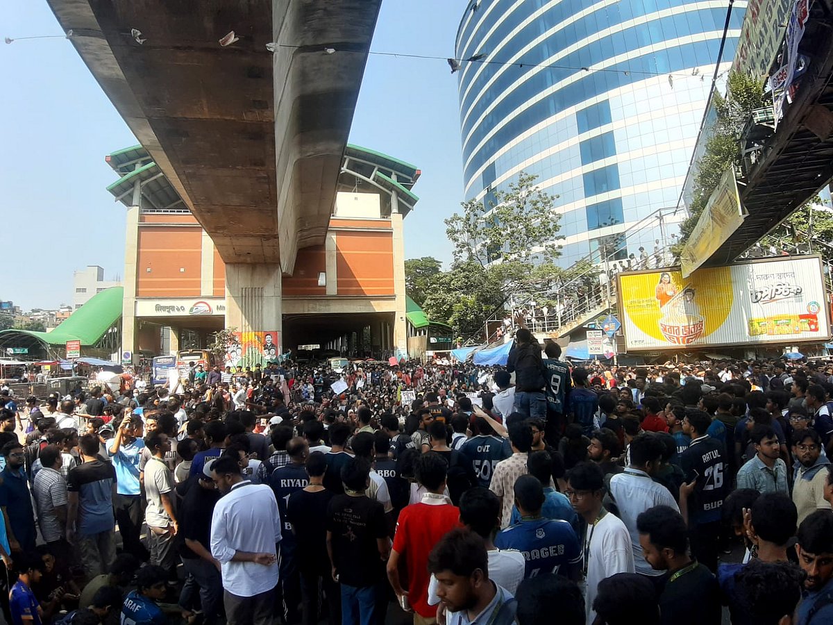 ধর্ষণ মামলার আসামিদের গ্রেপ্তার-বিচার দাবিতে বাংলাদেশ ইউনিভার্সিটি অব প্রফেশনালসের (বিইউপি) শিক্ষার্থীদের বিক্ষোভ। রাজধানীর মিরপুর-১০ নম্বরে। ১৯ অক্টোবর ২০২৫