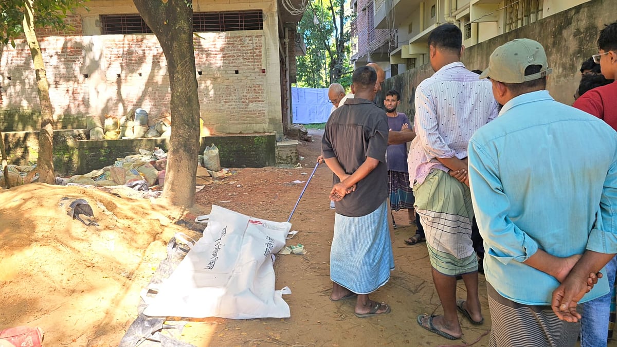 নিহত শ্রমিকের লাশ রাখা হয়েছে নির্মাণাধীন ভবনটির পাশে। আজ সকালে চট্টগ্রামের লোহাগাড়া উপজেলার সদর ইউনিয়নের রশিদের পাড়া এলাকায়