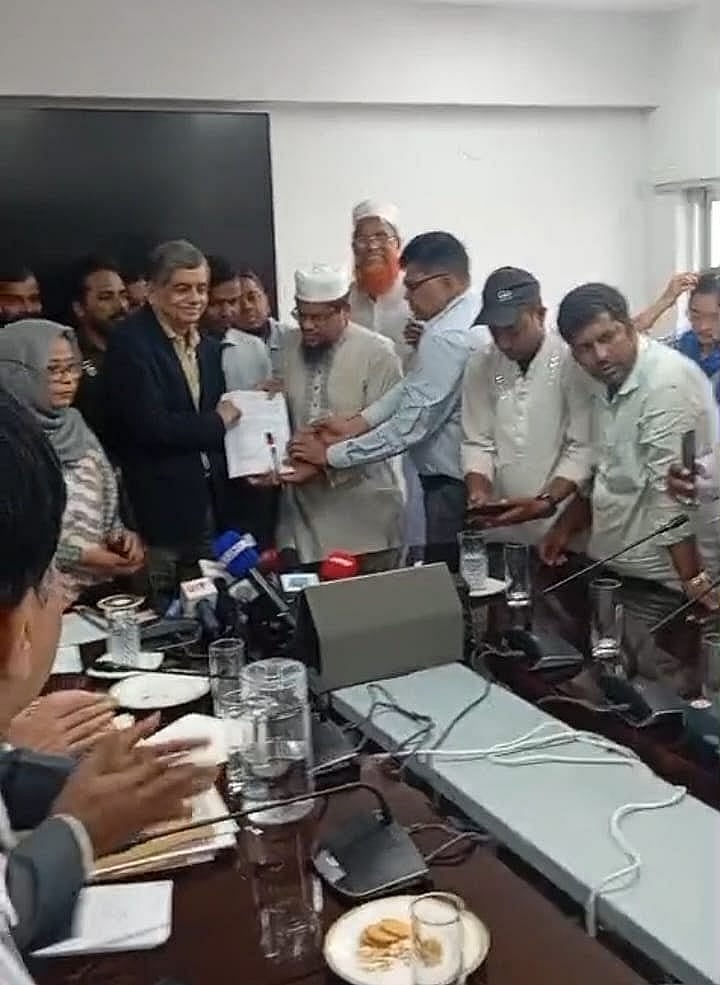 এমপিওভুক্ত শিক্ষা জাতীয়করণপ্রত্যাশী জোটের সদস্যসচিব দেলোয়ার হোসেন আজিজীর হাতে বাড়িভাড়া বৃদ্ধির আদেশের কপি তুলে দেন শিক্ষা উপদেষ্টা অধ্যাপক সি আর আবরার