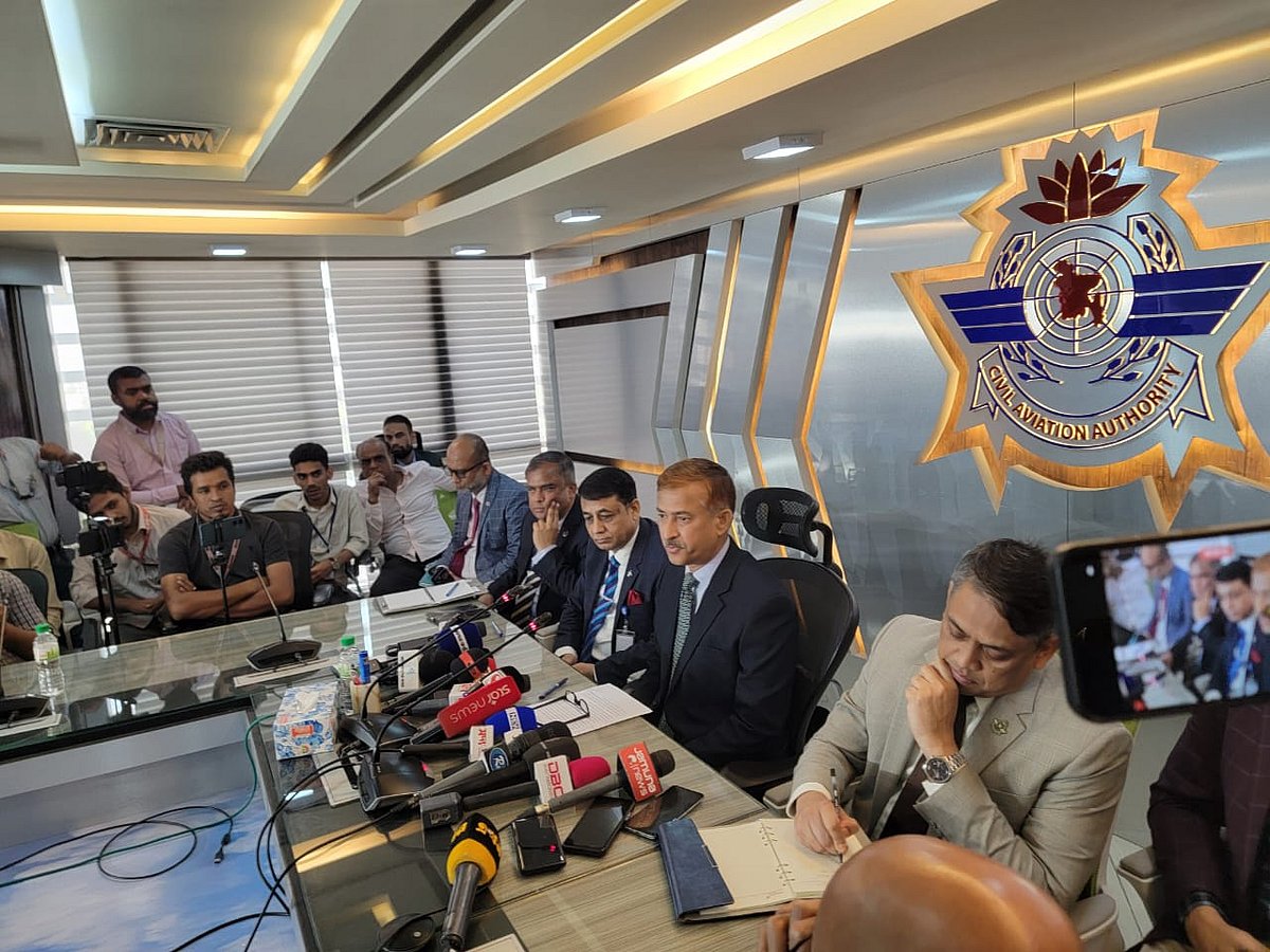 সংবাদ সম্মেলনে বেসামরিক বিমান চলাচল কর্তৃপক্ষের (বেবিচক) চেয়ারম্যান এয়ার ভাইস মার্শাল মো. মোস্তফা মাহমুদ সিদ্দিক। আজ মঙ্গলবার রাজধানীর উত্তরায় বেবিচক ভবনে