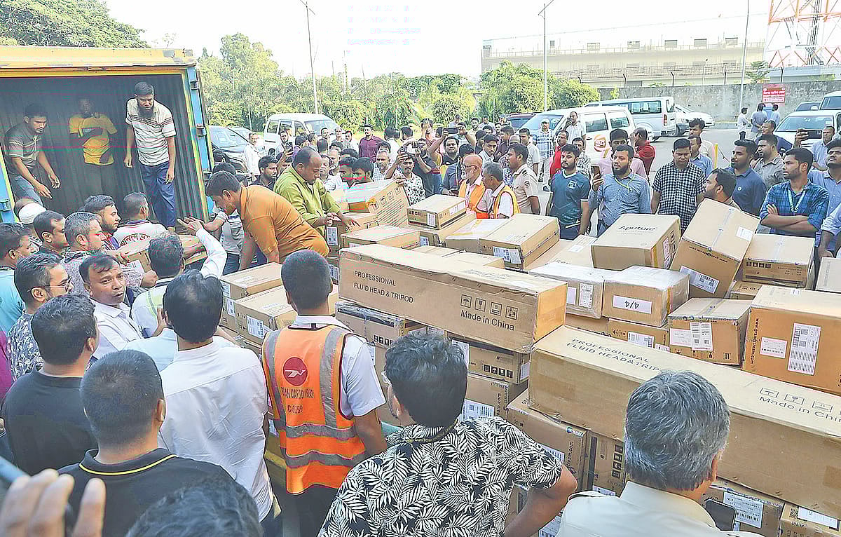 ঢাকার হজরত শাহজালাল আন্তর্জাতিক বিমানবন্দরের কার্গো ভিলেজে শনিবারের ভয়াবহ অগ্নিকাণ্ডের ঘটনায় বন্ধ হয়ে গিয়েছিল আমদানি পণ্য খালাস। গতকাল নতুন করে বিমানবন্দরের ৯ নম্বর ফটক দিয়ে এ পণ্য খালাস শুরু হয়