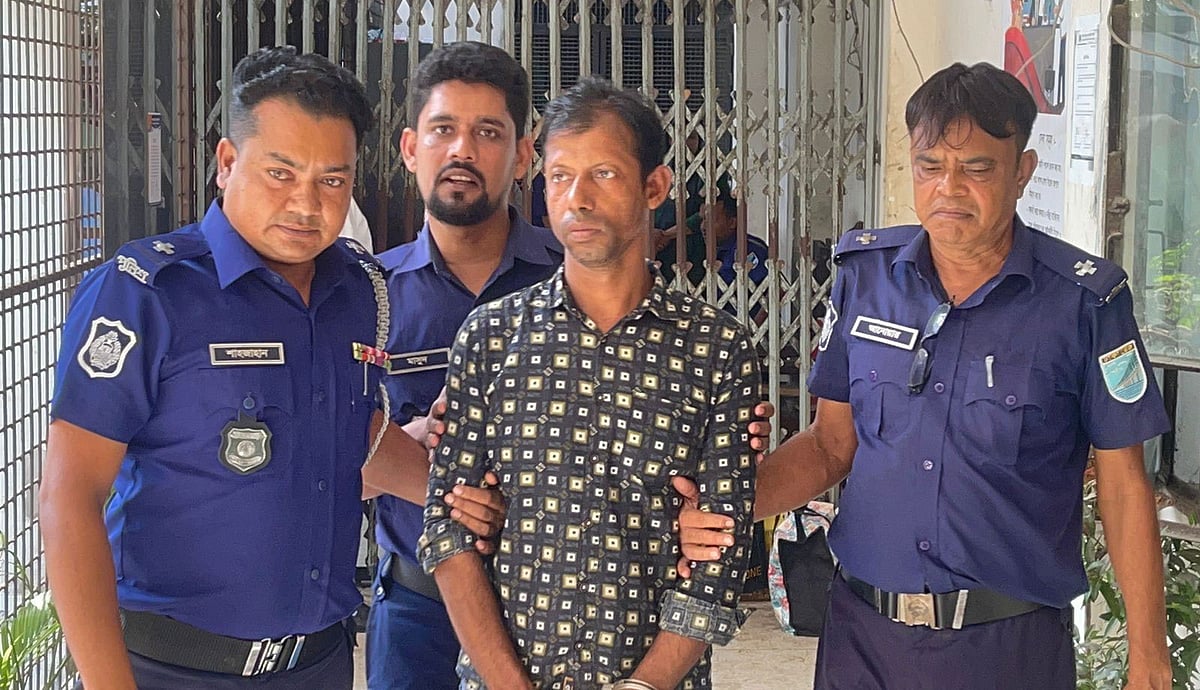 ডিএমপির ট্রাফিক পুলিশ কনস্টেবল মো. রুহুল আমিনকে কারাগারে নেওয়া হচ্ছে। আজ মঙ্গলবার বিকেলে নারায়ণগঞ্জের সিনিয়র জুডিশিয়াল ম্যাজিস্ট্রেট আদালতে