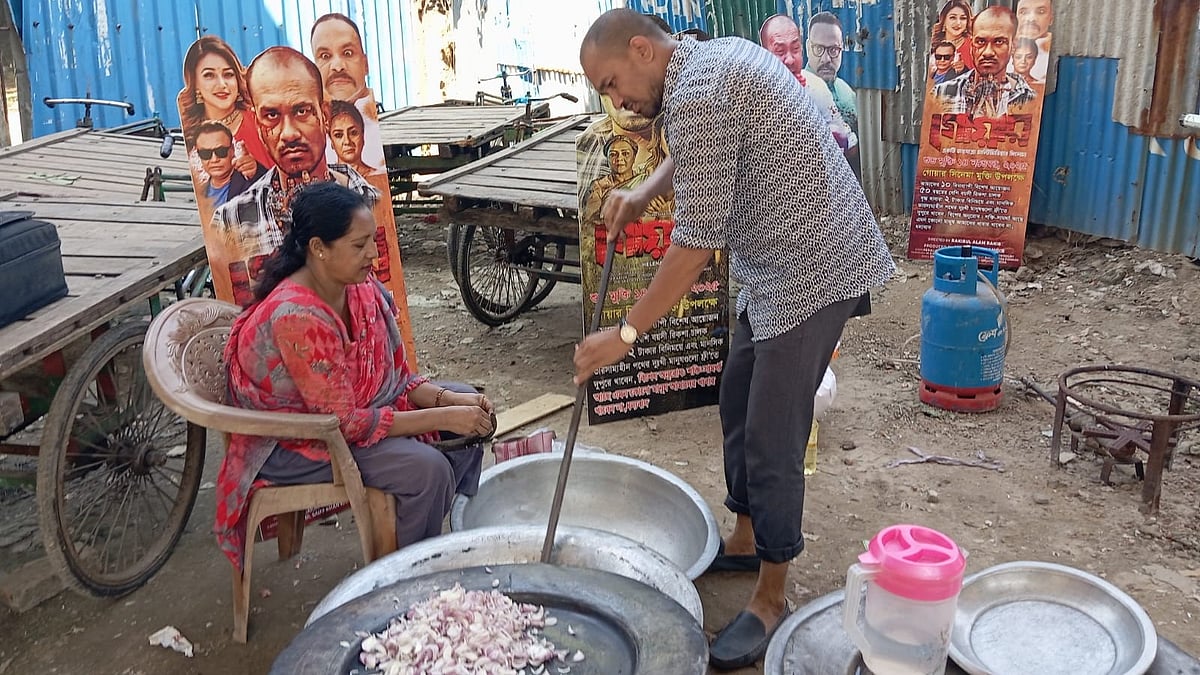 এফডিসির প্রধান ফটকের পাশে রান্না করছেন রাসেল মিয়া
