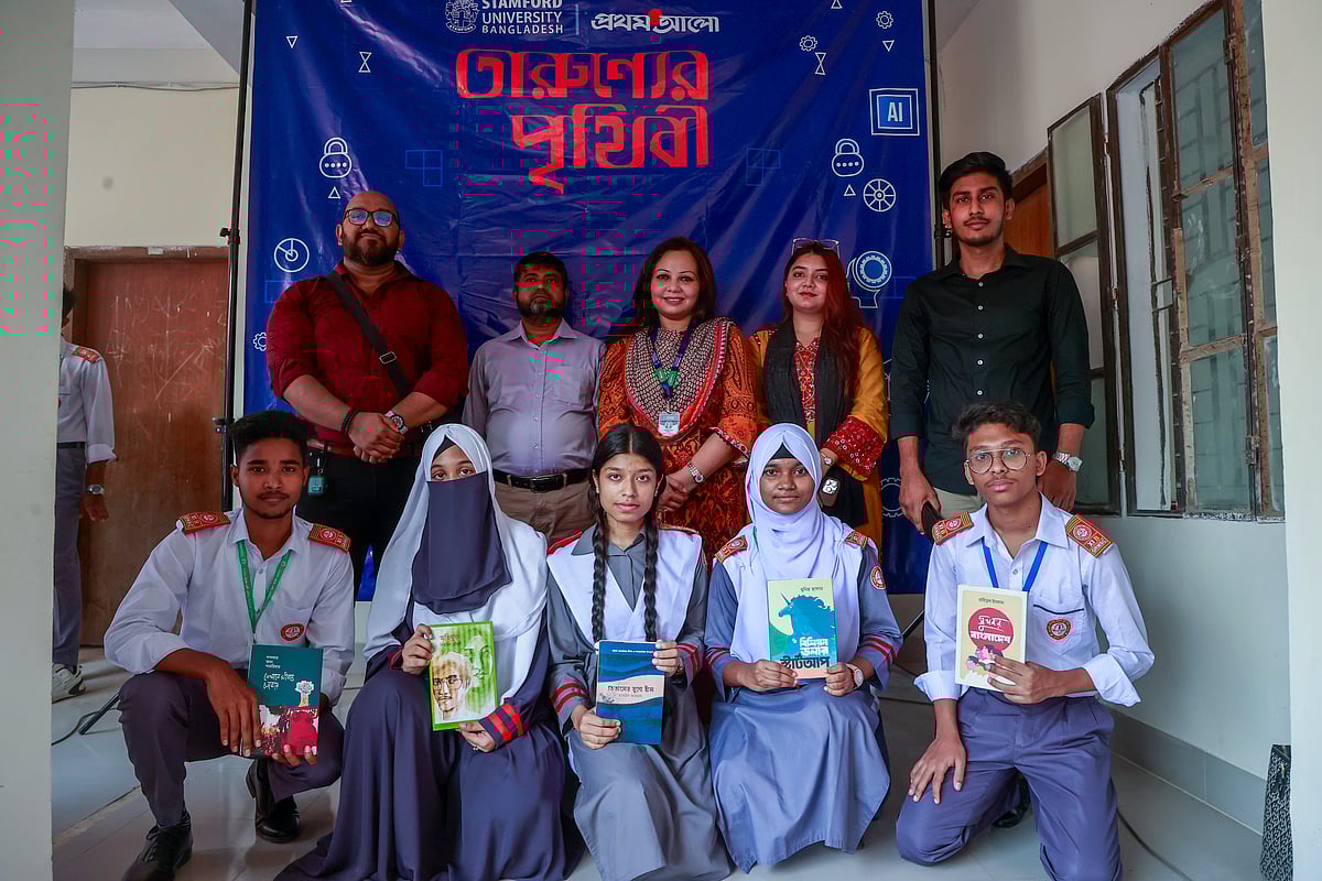 ‘তারুণ্যের পৃথিবী’র তৃতীয় পর্বে যোগাযোগদক্ষতা ও নেতৃত্বের ওপর কুইজে বিজয়ীরা অতিথিদের সঙ্গে। আজ মঙ্গলবার দুপুরে রাজধানীর সরকারি রূপনগর মডেল স্কুল অ্যান্ড কলেজে