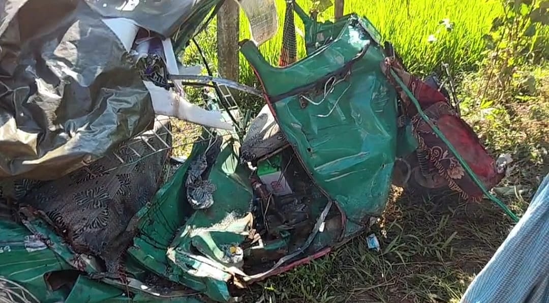 দুর্ঘটনায় দুমড়েমুচড়ে যায় অটোরিকশাটি। আজ সকালে