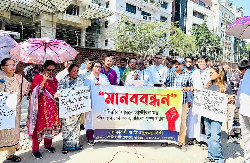 মানববন্ধনে অংশ নেন খ্রিষ্টধর্মের অনুসারী, স্কুলের শিক্ষার্থী ও তাদের অভিভাবকেরা