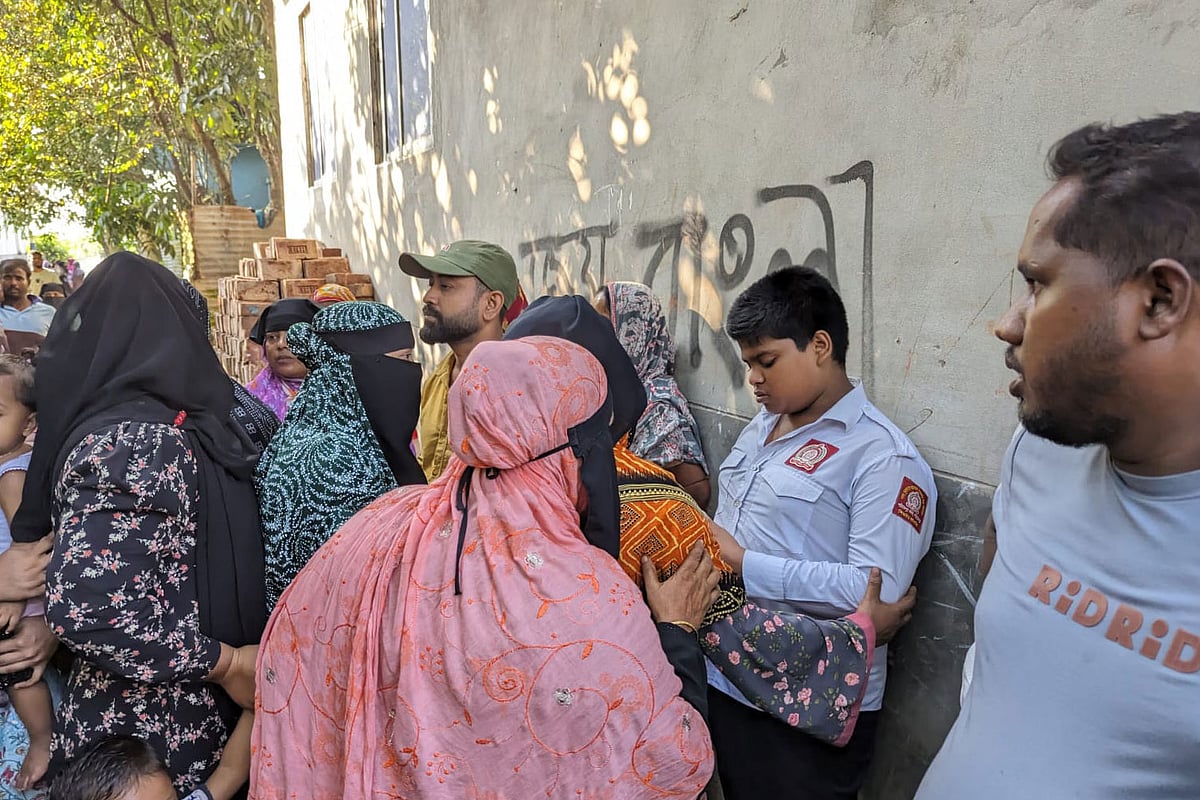 লাশ উদ্ধারের পর বাড়ির সামনে স্বজনেরা কান্নায় ভেঙে পড়েন। আজ মঙ্গলবার শরীয়তপুর শহরের রূপনগর এলাকায়