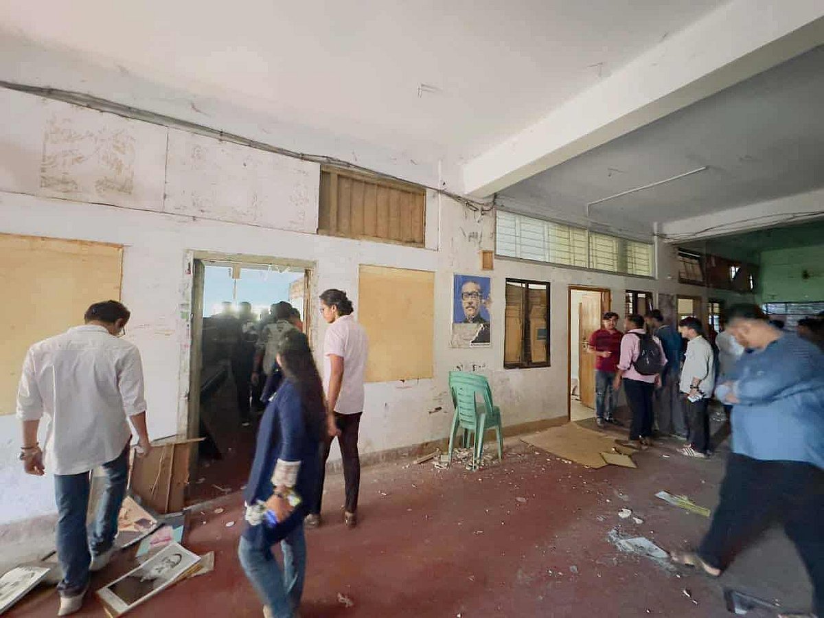 জাতীয় নাগরিক পার্টির এক নেতার নেতৃত্বে একদল তরুণ কার্যক্রম নিষিদ্ধ আওয়ামী লীগের চট্টগ্রাম উত্তর জেলা শাখার কার্যালয় দখল করেছেন