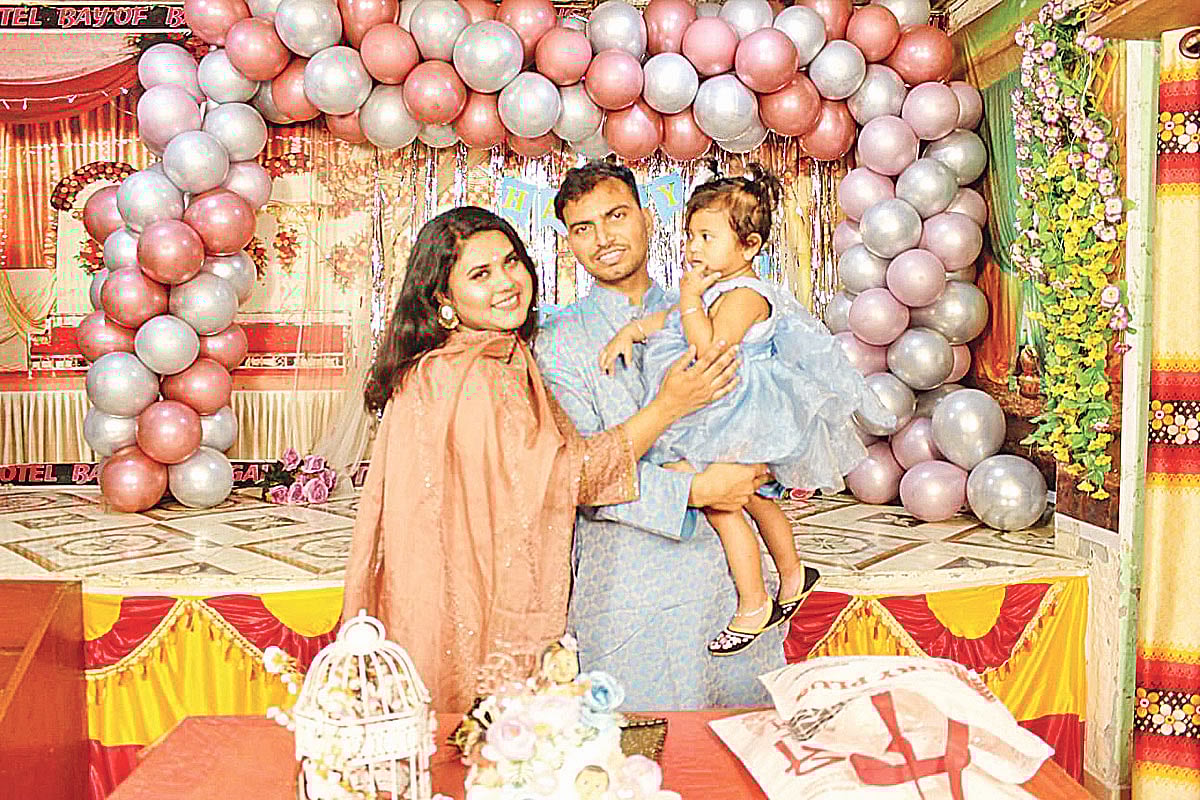 ডেঙ্গুতে আক্রান্ত হয়ে মারা গেছেন মোনালিসা জেরিন। মৃত্যুর এক মাস আগে স্বামী ও মেয়ের সঙ্গে তিনি