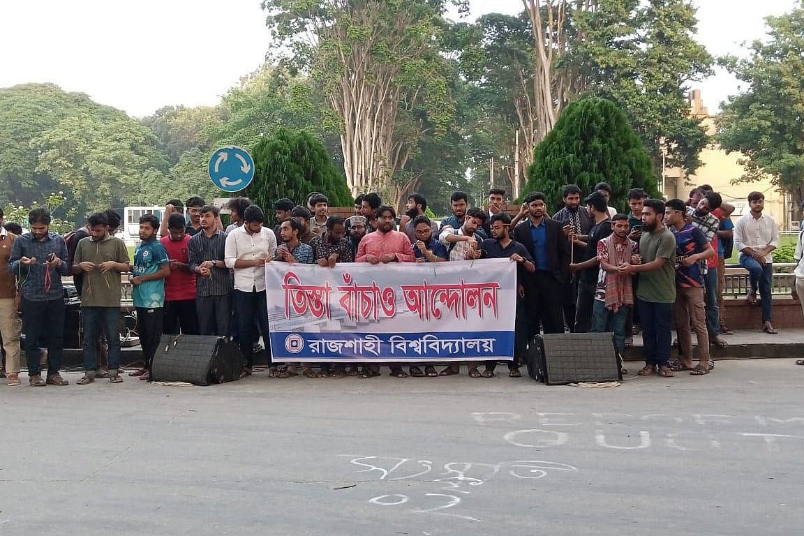 তিস্তা প্রকল্প বাস্তবায়ন এবং পানির ন্যায্য হিস্যার দাবিতে রাজশাহী বিশ্ববিদ্যালয়ে গণজমায়েত। আজ মঙ্গলবার বিকেলে বিশ্ববিদ্যালয়ের শহীদ শামসুজ্জোহা চত্বরে