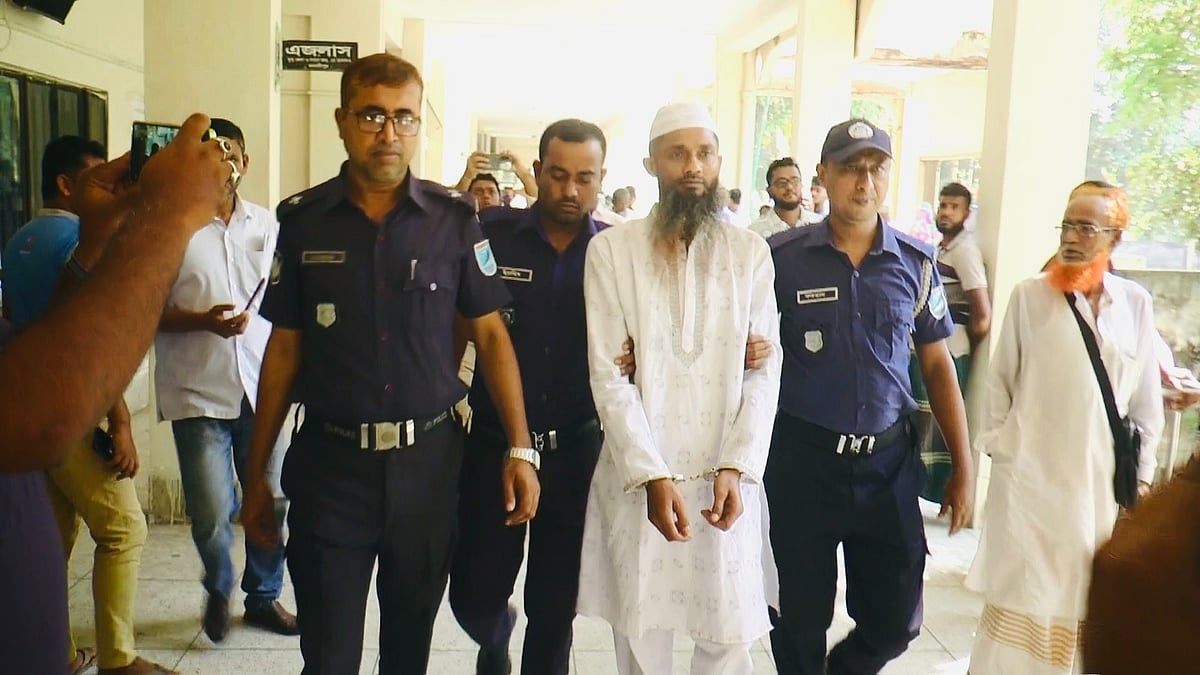 রায় ঘোষণার পর মৃত্যুদণ্ডাদেশপ্রাপ্ত আসামি সাজ্জাদ হোসেন খানকে কারাগারে নেওয়া হচ্ছে। আজ মঙ্গলবার দুপুরে মাদারীপুর নারী ও শিশু নির্যাতন দমন আদালতে