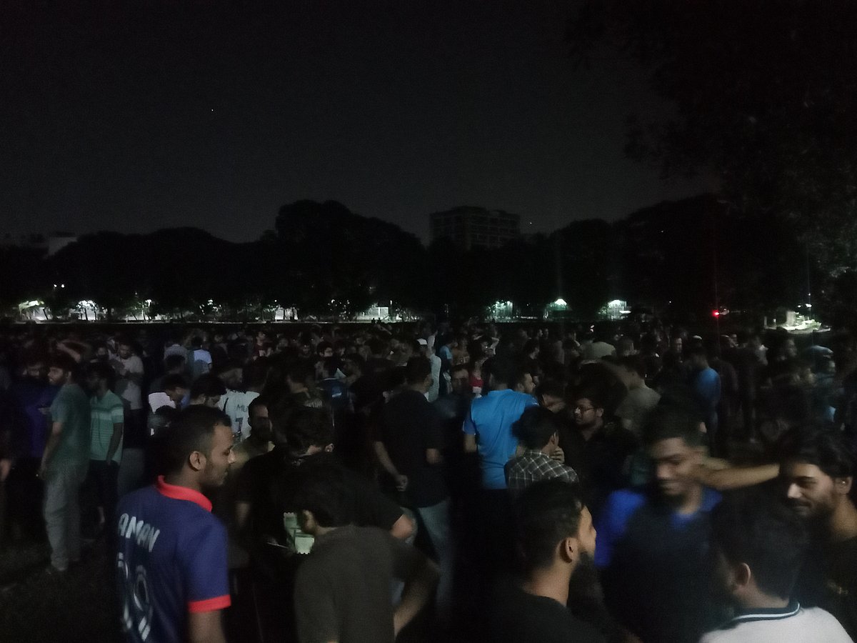 সহপাঠিকে ধর্ষণের অভিযোগে এক ছাত্রকে বহিষ্কার ও শাস্তির দাবিতে মঙ্গলবার রাতে বুয়েট ক্যাম্পাসে বিক্ষোভ