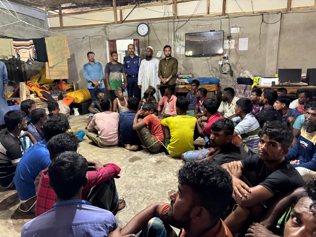 জেলেদের আটকের পর হাতিয়ার নলছিরা নৌ পুলিশ ফাঁড়িতে নিয়ে আসা হয়। আজ দুপুরে তোলা