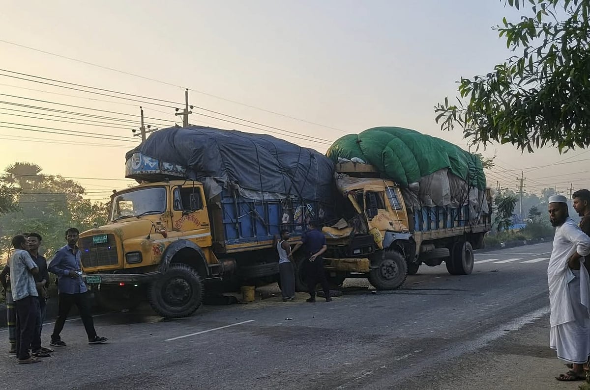 ময়মনসিংহের ত্রিশালে দাঁড়িয়ে থাকা এক ট্রাকের পেছনে আরেক ট্রাকের ধাক্কা। আজ মঙ্গলবার