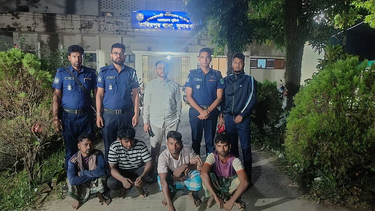 সুনামগঞ্জের তাহিরপুর উপজেলার যাদুকাটা নদীতে অবৈধভাবে বালু উত্তোলনের দায়ে আটক চারজন। সোমবার রাতে তাহিরপুর থানা প্রাঙ্গণে