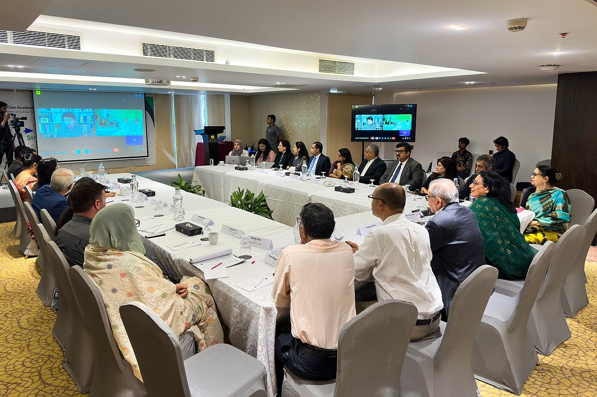 সাজেদা ফাউন্ডেশন আয়োজিত ‘শ্রেণিকক্ষ থেকে ক্যারিয়ার: বাংলাদেশের ভবিষ্যৎকে সমৃদ্ধিকরণ’ শীর্ষক গোলটেবিল আলোচনায় বক্তারা। আজ বুধবার রাজধানীর একটি হোটেলে