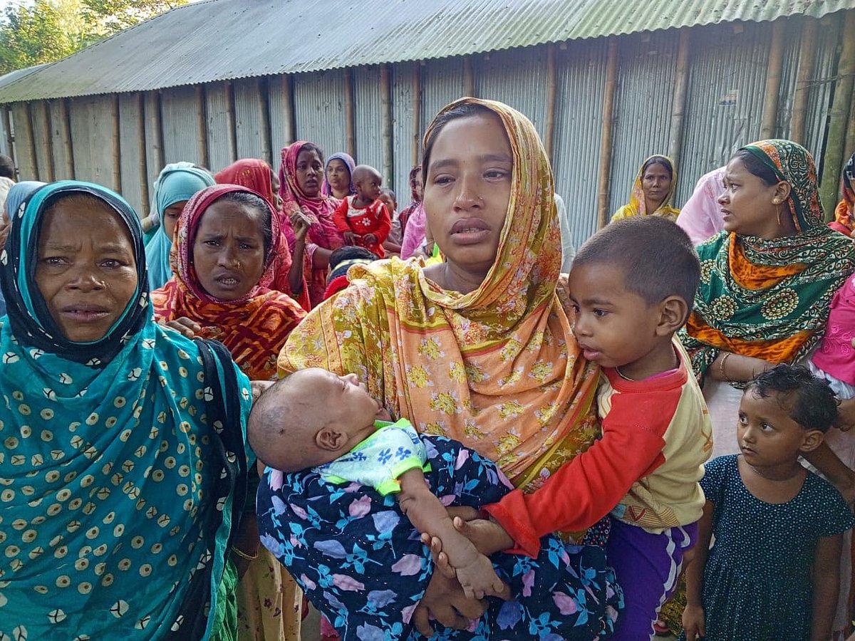 দুই সন্তানকে কোলে নিয়ে কাঁদছেন নীলফামারীর কিশোরগঞ্জ উপজেলার মুন্সিপাড়া গ্রামের বাসিন্দা সড়ক দুর্ঘটনায় নিহত মোতালেবের স্ত্রী