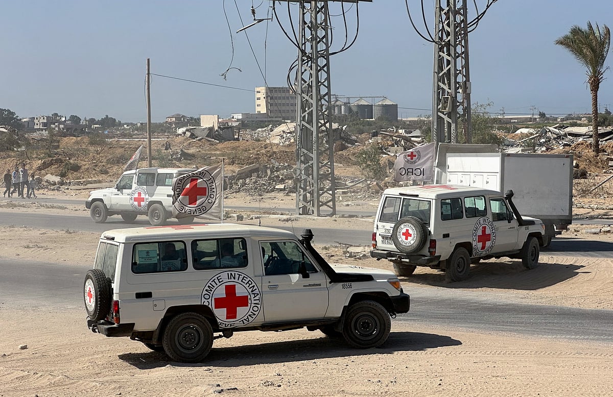 ফিলিস্তিনি বন্দীদের মরদেহবাহী একটি ট্রাককে নিরাপত্তা দিয়ে নিয়ে যাচ্ছে রেডক্রসের গাড়ি। ২১ অক্টোবর ২০২৫