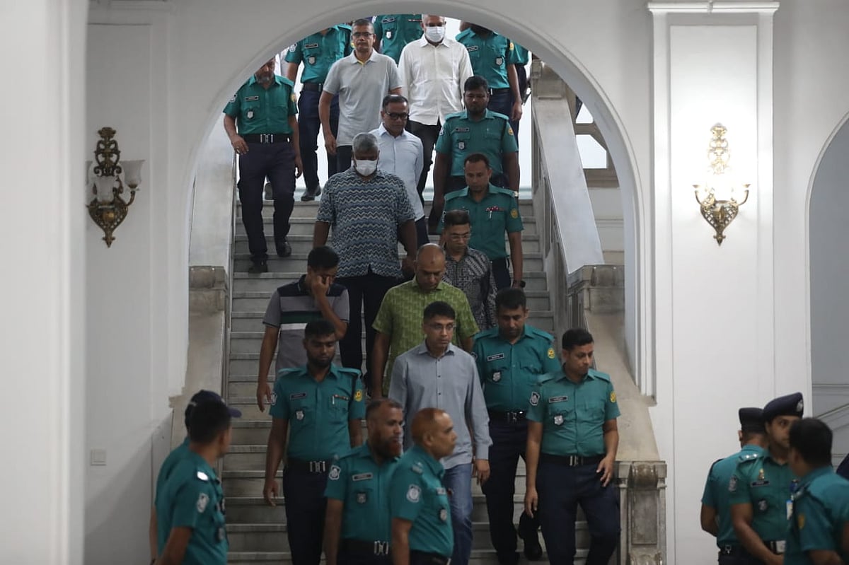 আন্তর্জাতিক অপরাধ ট্রাইব্যুনালের আদেশের পর সেনা কর্মকর্তাদের নিয়ে যাওয়া হচ্ছে