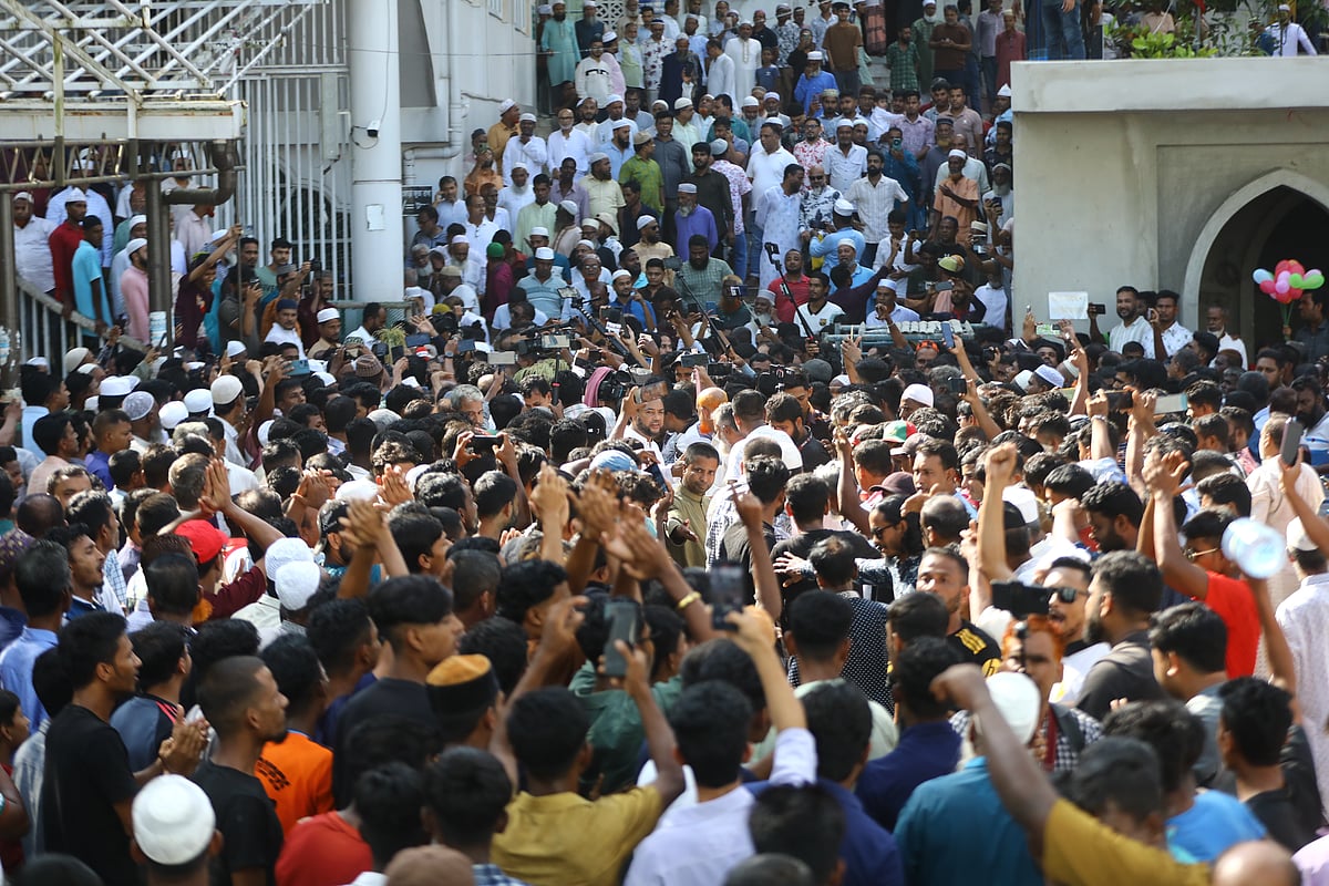 সিলেটের হজরত শাহজালাল (রহ.)-এর মাজার জিয়ারত শেষে গণসংযোগ শুরু করেন বিএনপির মনোনয়নপ্রত্যাশী সাবেক সিটি মেয়র আরিফুল হক চৌধুরী। আজ বুধবার দুপুরে