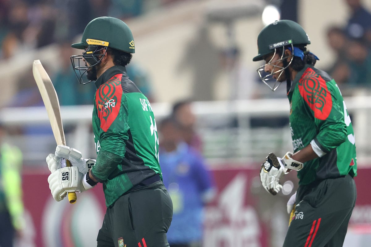সুপার ওভারে বাংলাদেশের হয়ে ব্যাটিং শুরু করেন সাইফ হাসান ও সৌম্য সরকার