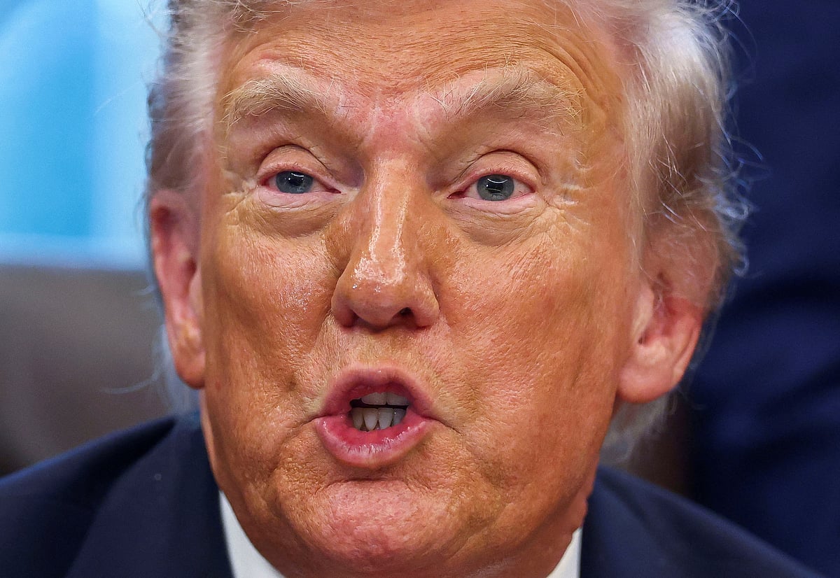 যুক্তরাষ্ট্রের প্রেসিডেন্ট ডোনাল্ড ট্রাম্প। হোয়াইট হাউসের ওভাল অফিসে, ২১ অক্টোবর ২০২৫