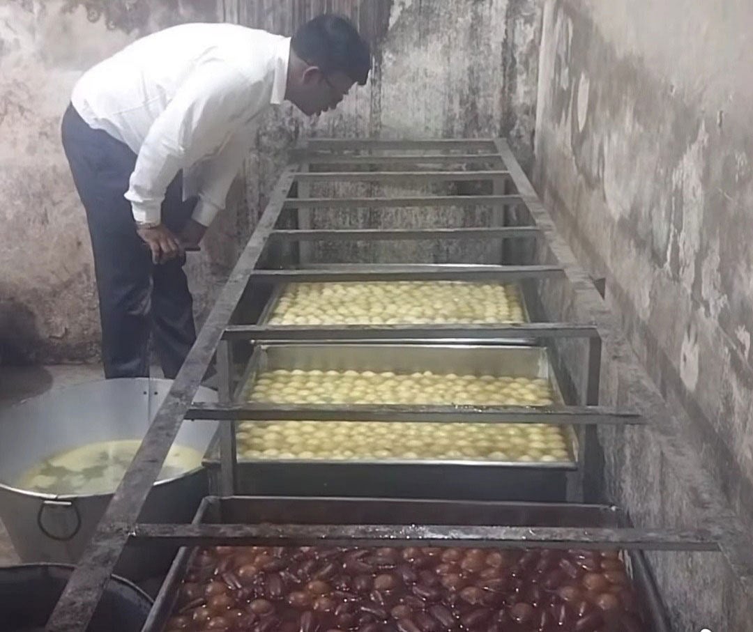 চট্টগ্রামের সাতকানিয়াতেই অস্বাস্থ্যকর পরিবেশে তৈরি হচ্ছিল ‘কুমিল্লার’ মিষ্টি। গতকাল রাতে উপজেলার কেরানীহাটের কাঁচা বাজারে