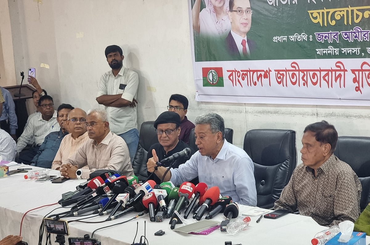 জাতীয় প্রেসক্লাবের আলোচনা সভায় বক্তব্য দেন আমীর খসরু। ২২ অক্টোবর