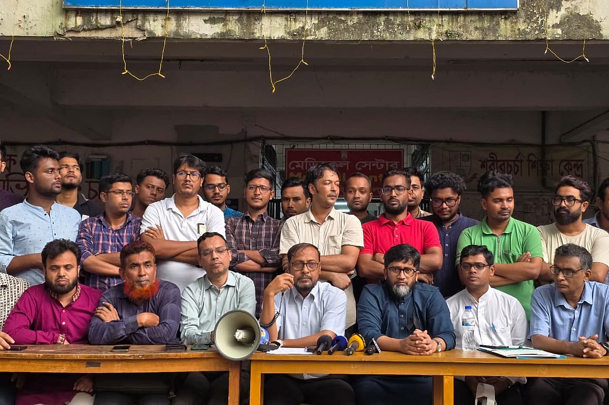 জগন্নাথ বিশ্ববিদ্যালয়ের ভাষা শহিদ রফিক ভবনে শিক্ষক সমিতি আয়োজিত সংবাদ সম্মেলনে বক্তব্য দেন শিক্ষক সমিতির সাধারণ সম্পাদক অধ্যাপক মো. রইছ্ উদ্দীন। ২২ অক্টোবর, ২০২৫