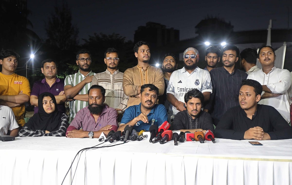 সংবাদ সম্মেলনে বক্তব্য দেন এনসিপির নেতারা। আজ সন্ধ্যা ৬টায় চট্টগ্রাম নগরের বিপ্লব উদ্যানে