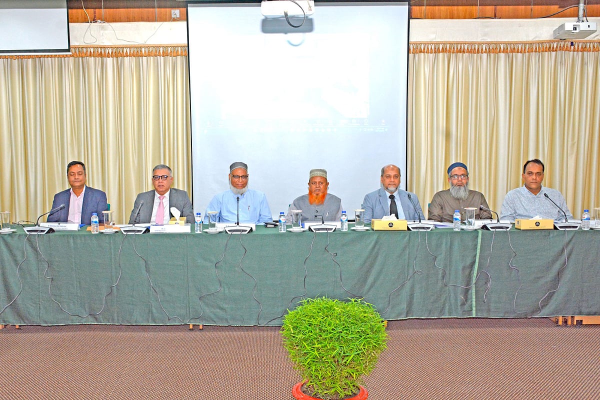 আজ বুধবার বাংলাদেশ ইনস্টিটিউট অব ব্যাংক ম্যানেজমেন্ট (বিআইবিএম) আয়োজিত ‘ব্যাংক খাতের সাইবার নিরাপত্তা ব্যবস্থাপনায় কৃত্রিম বুদ্ধিমত্তার ব্যবহার’ শীর্ষক গোলটেবিল আলোচনায় অথিতিরা