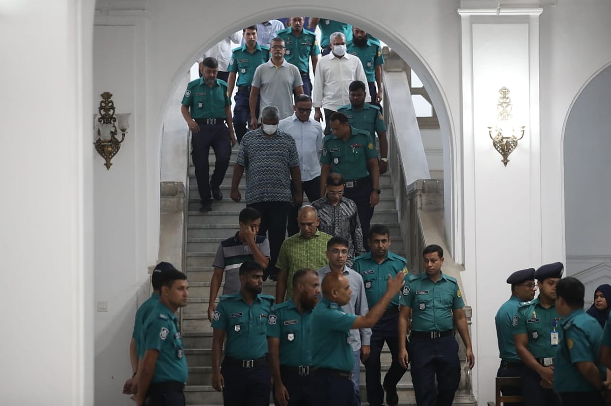 আন্তর্জাতিক অপরাধ ট্রাইব্যুনালের আদেশের পর সেনা কর্মকর্তাদের নিয়ে যাওয়া হচ্ছে