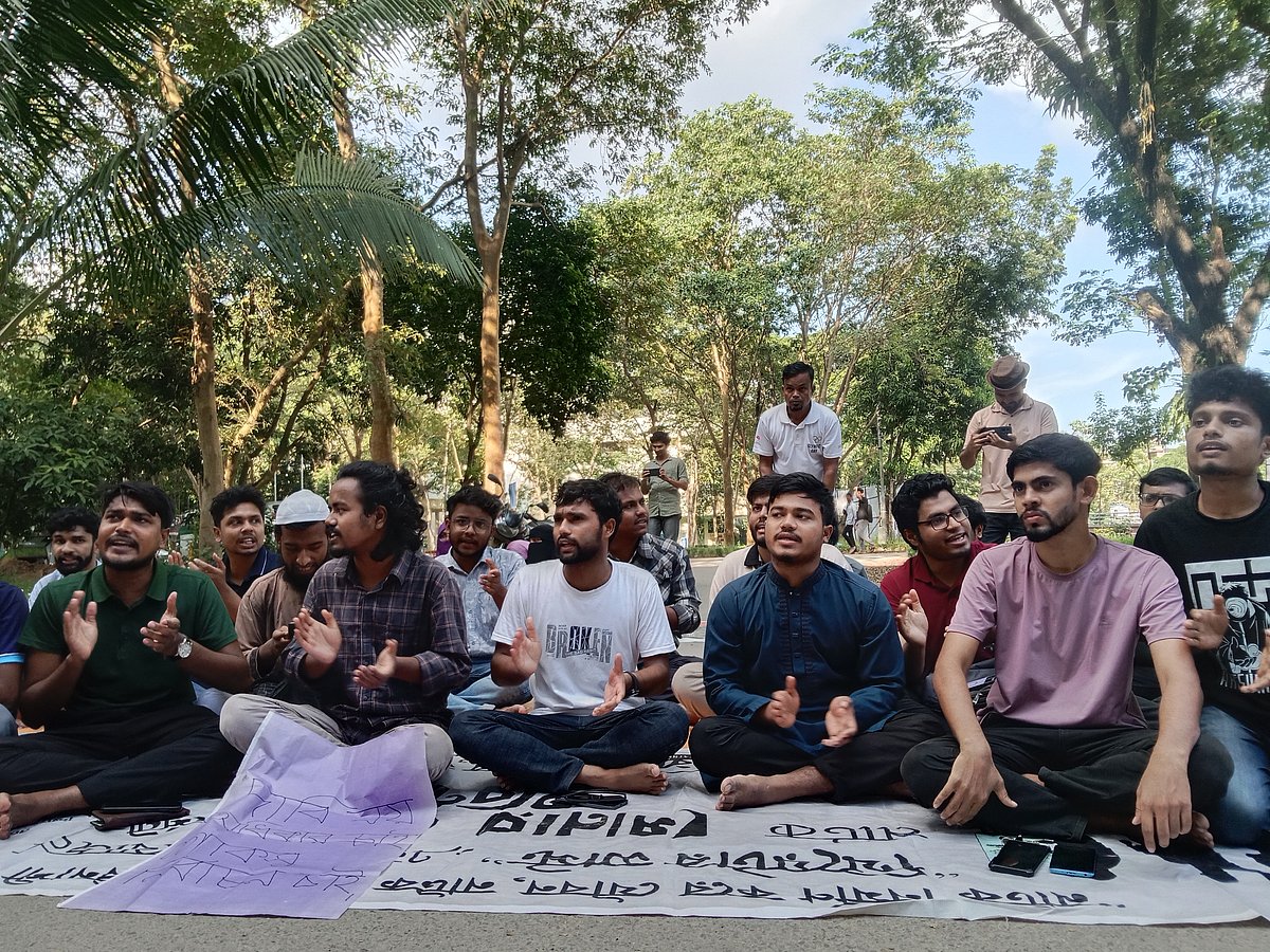 শাহজালাল বিজ্ঞান ও প্রযুক্তি বিশ্ববিদ্যালয়ে কেন্দ্রীয় ছাত্রসংসদ (শাকসু) নিবাচনের দাবিতে অবস্থান কর্মসূচি পালন করেন একদল শিক্ষার্থী। পরে নির্বাচনের রোডম্যাপ ঘোষণার দিনের আশ্বাস পেয়ে কর্মসূচি স্থগিত করেন তাঁরা। বুধবার বিকেলে বিশ্ববিদ্যালয়ের প্রশাসনিক ভবনের সামনে