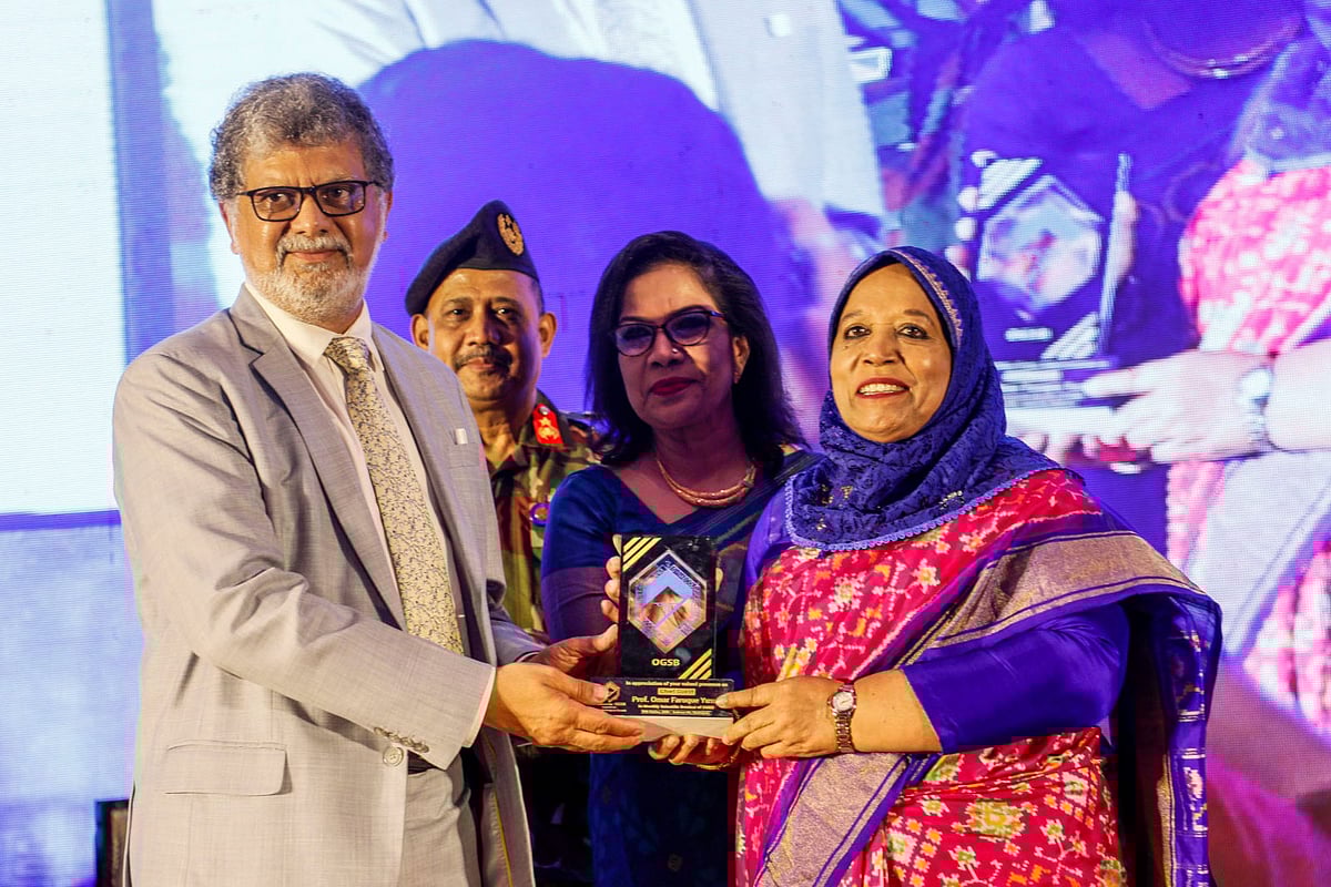 ‘নিরাপদ হাতে সফল পরিণতি, নারীদের অস্ত্রোপচারে আঘাত দূরে রাখি’ শীর্ষক এক সেমিনারে প্রধান অতিথি চট্টগ্রাম মেডিকেল বিশ্ববিদ্যালয়ের উপাচার্য ওমর ফারুক ইউসুফের হাতে ক্রেস্ট তুলে দেওয়া হয়। আজ বেলা ২টায় হোটেল র‍েডিসন ব্লু চট্টগ্রাম বে ভিউর মেজবান হলে