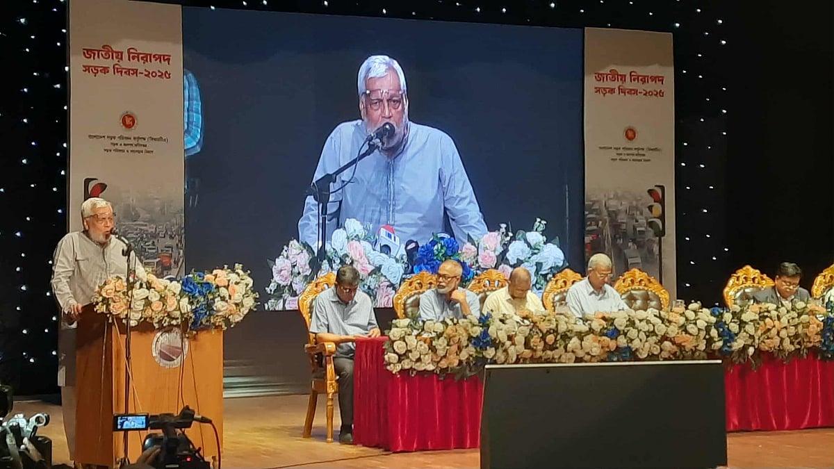 ‘জাতীয় নিরাপদ সড়ক দিবস-২০২৫’ উপলক্ষে আয়োজিত এক আলোচনা সভায় বক্তব্য দেন উপদেষ্টা মুহাম্মদ ফাওজুল কবির খান