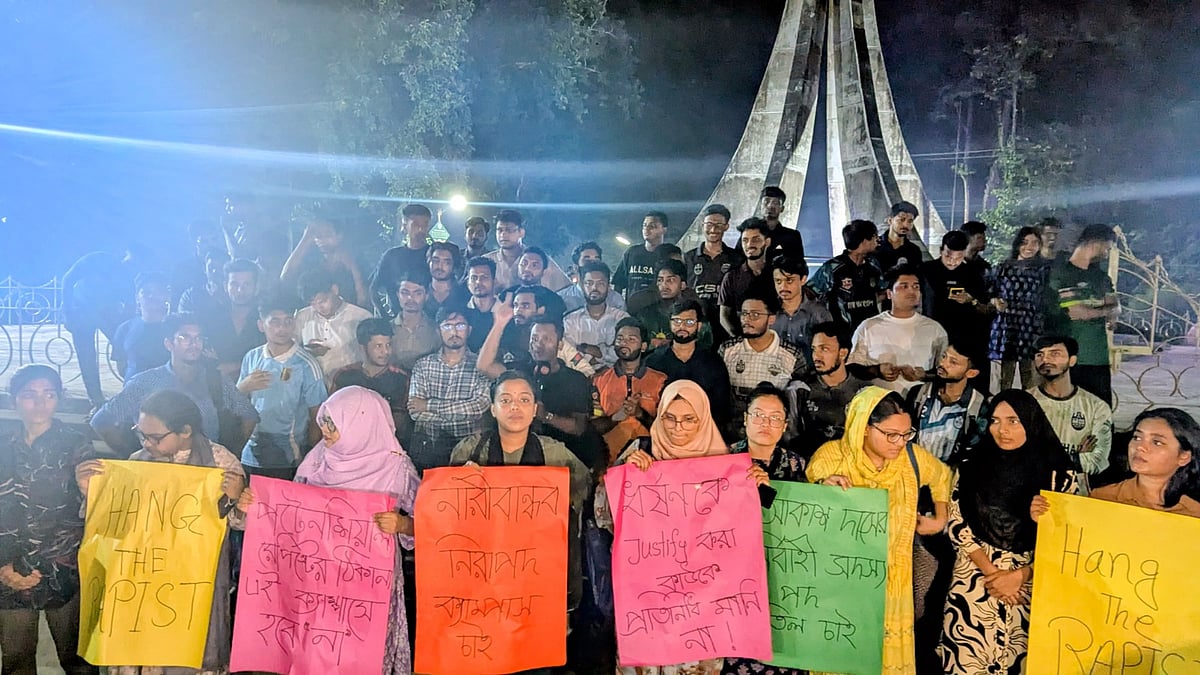 বুয়েটের ধর্ষণ ঘটনাকে কেন্দ্র করে চট্টগ্রাম বিশ্ববিদ্যালয়ের চাকসু নেতার নেতিবাচক ফেসবুক পোস্টের প্রতিবাদে বিভিন্ন সংগঠনের নেতা–কর্মীদের বিক্ষোভ। আজ রাতে বিশ্ববিদ্যালয় ক্যাম্পাসে