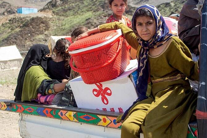 পাকিস্তান থেকে বিতাড়িত আফগান শরণার্থীরা তাঁদের মালপত্র নিয়ে আফগানিস্তান-পাকিস্তান সীমান্তের কাছে একটি অস্থায়ী শিবিরে পৌঁছেছেন। ৭ এপ্রিল, ২০২৫