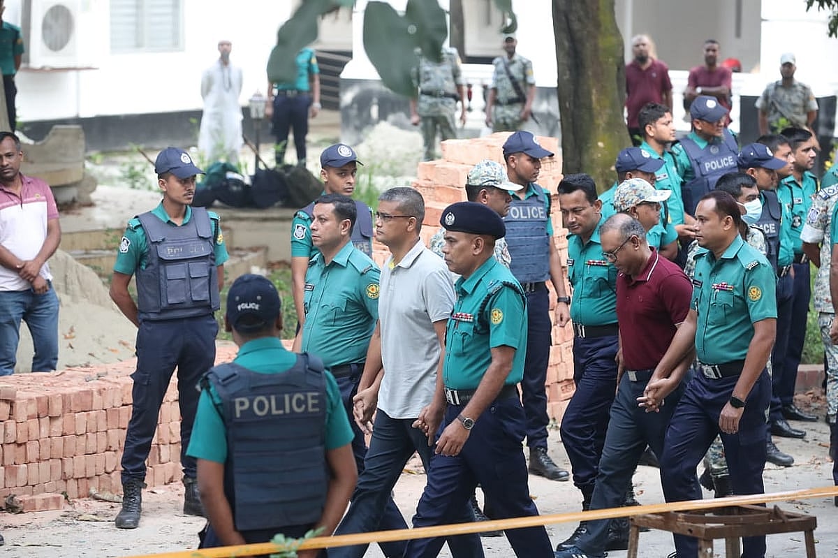 আজ বুধবার সকাল ৭টার পর সেনা কর্মকর্তাদের ট্রাইব্যুনালে আনা হয়