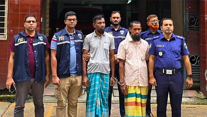 ব্যাটারিচালিত রিকশার চালক জালাল শিকদার হত্যাকাণ্ডের ঘটনায় গ্রেপ্তার শেখ নুরু (বাঁয়ে) ও মোজাম্মেল মোল্লা।
বুধবার দুপুরে ঢাকা জেলা পিবিআই কার্যালয়ে