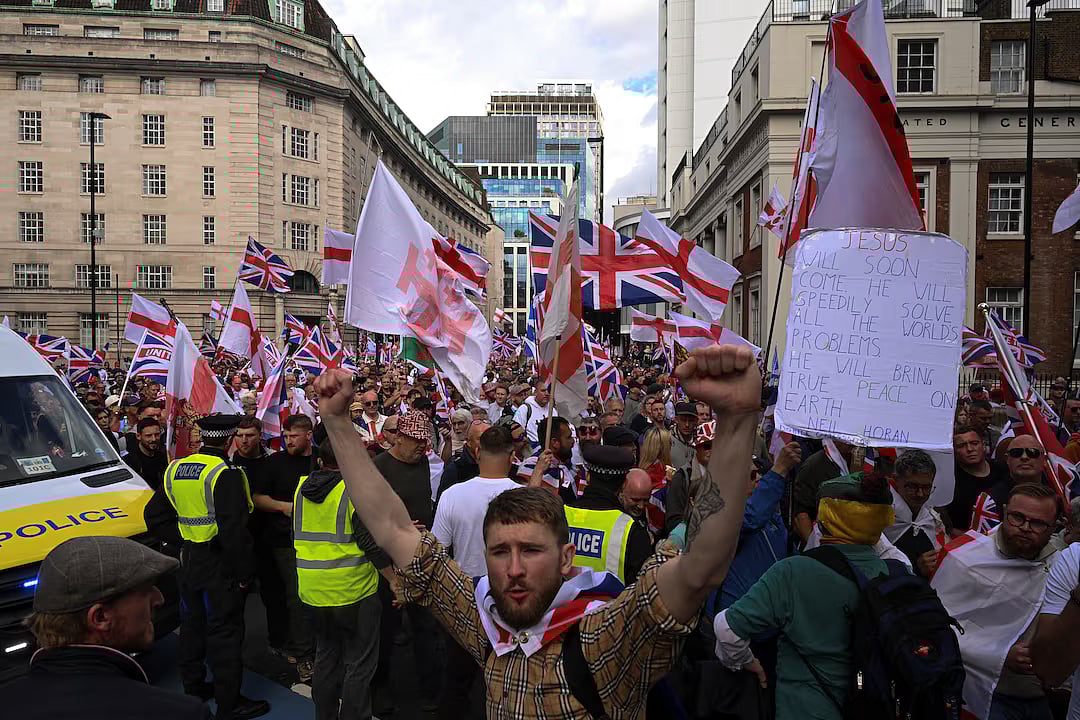 ব্রিটিশ অভিবাসনবিরোধী আন্দোলনের নেতা স্টিভেন ইয়াক্সলি-লেনন (টমি রবিনসন নামে বেশি পরিচিত) আয়োজিত এক বিক্ষোভ সমাবেশের দিনে লন্ডনের রাস্তায় প্রতিবাদকারীদের মিছিল। ১৩ সেপ্টেম্বর ২০২৫