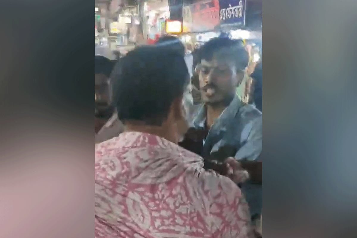 সাংবাদিক লিটন চৌধুরীর শার্টের কলার ধরে রয়েছেন আসাদুজ্জামান আসাদ। গত রোববার রাতে সীতাকুণ্ড পৌর সদরে