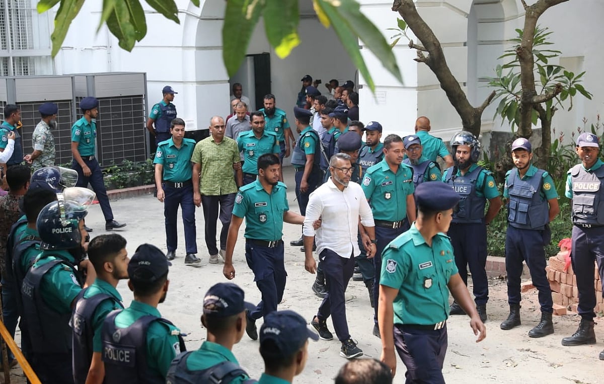 মানবতাবিরোধী অপরাধের মামলায় ১৫ জন সেনা কর্মকর্তাকে আজ বুধবার কড়া নিরাপত্তার মধ্যে আন্তর্জাতিক অপরাধ ট্রাইব্যুনালে হাজির করা হয়