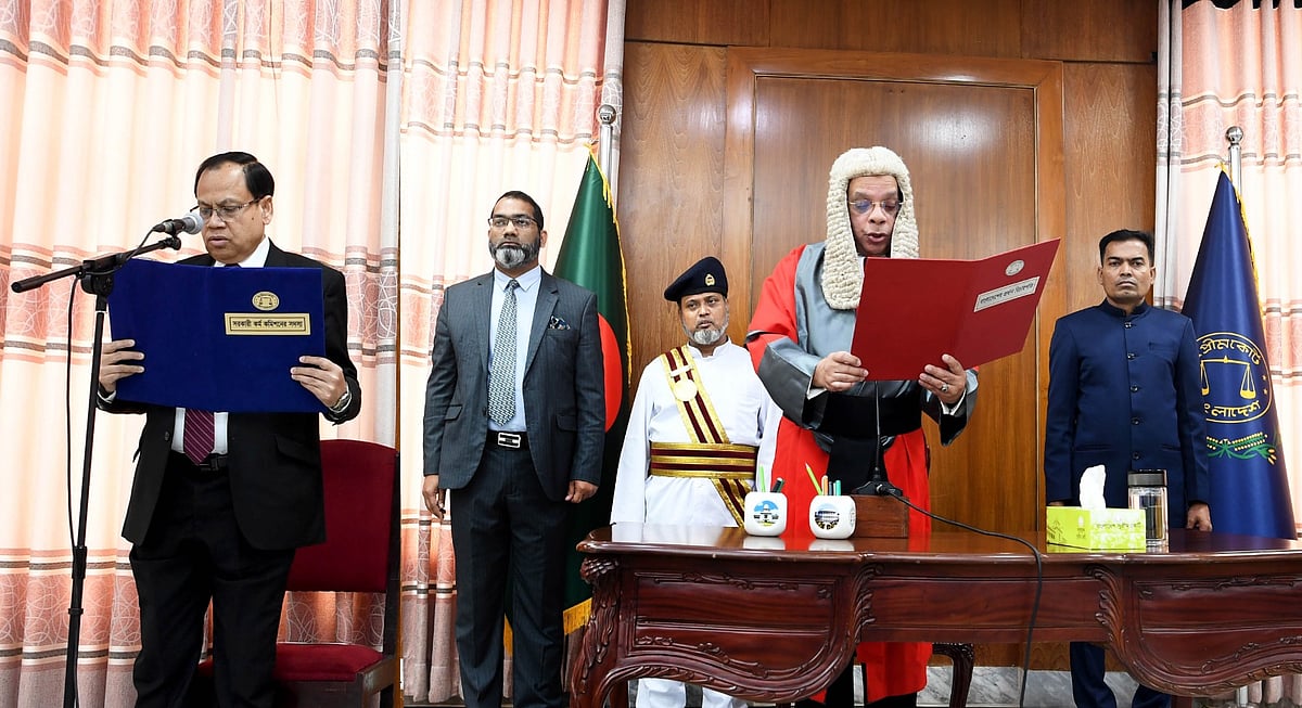 পিএসসিতে নতুন নিয়োগ পাওয়া সদস্য এ কে এম আফতাব হোসেন প্রামাণিককে শপথ পড়াচ্ছেন প্রধান বিচারপতি সৈয়দ রেফাত আহমেদ