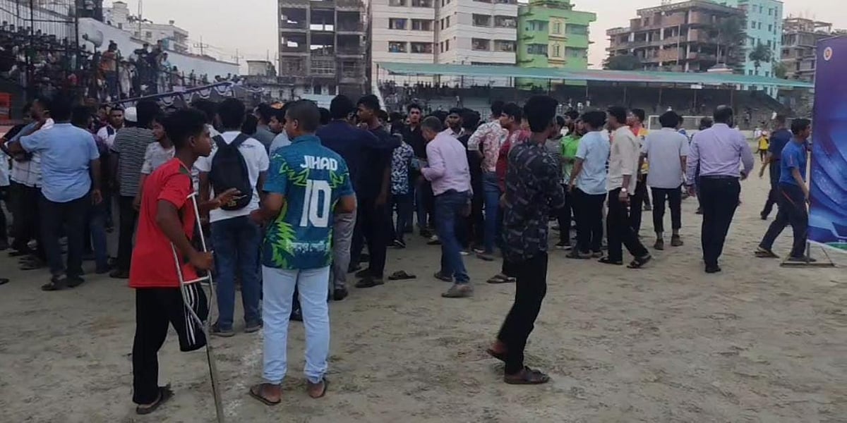 ফেনীতে জেলা প্রশাসক গোল্ডকাপ ফুটবল টুর্নামেন্টে দর্শকদের মাঠে ঢুকে পড়তে দেখা যায় । আজ বিকেলে ভাষা শহীদ আবদুস সালাম স্টেডিয়ামে