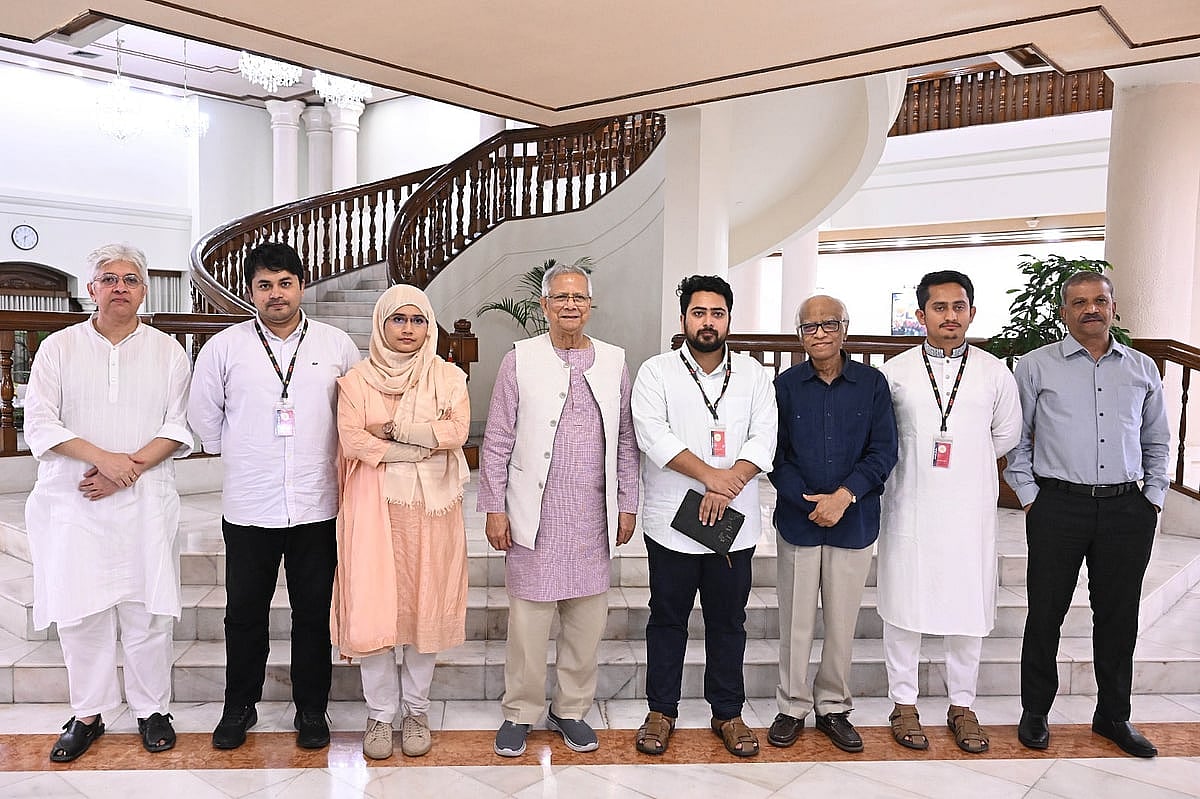 বৈঠকের পর এনসিপির নেতাদের সঙ্গে ফটোসেশনে অংশ নেন প্রধান উপদেষ্টা অধ্যাপক মুহাম্মদ ইউনূস ও অন্য উপদেষ্টারা। বুধবার বিকেলে রাষ্ট্রীয় অতিথি ভবন যমুনায়