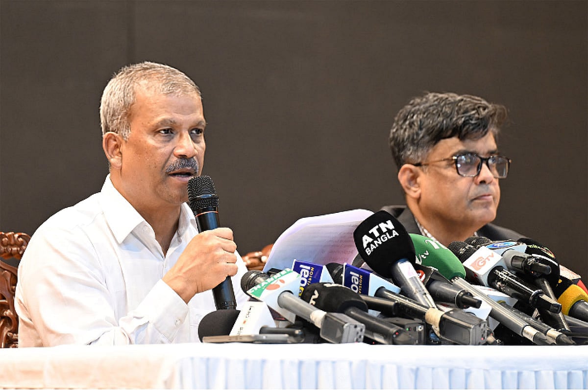 সংবাদ সম্মেলনে উপদেষ্টা পরিষদের বৈঠকে অনুমোদিত গণপ্রতিনিধিত্ব আদেশ (সংশোধন) অধ্যাদেশের খসড়ার নানা দিক তুলে ধরেন আইন উপদেষ্টা অধ্যাপক আসিফ নজরুল ও প্রধান উপদেষ্টার প্রেস সচিব শফিকুল আলম। আজ বৃহস্পতিবার বিকেলে রাজধানীর ফরেন সার্ভিস একাডেমিতে